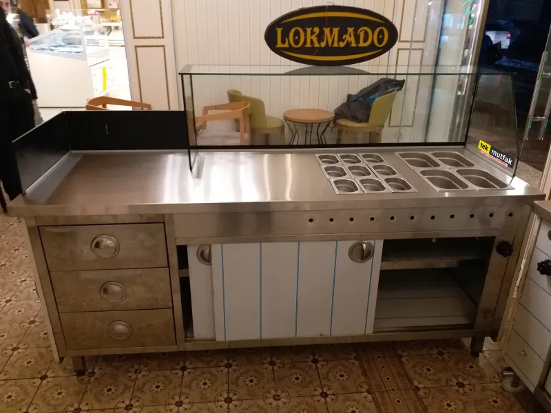 Çikolatalı Lokma Tezgahı - 3 lü Lokma Dolum Enjektörü - Mermer ve Altınvaraklı Metal Ön Tasarım