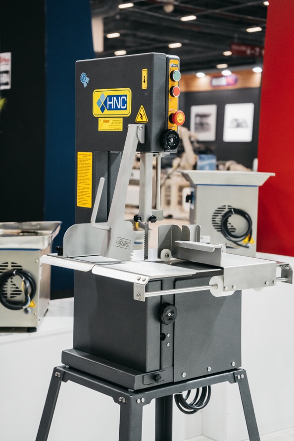 Hnc Et Kemik Testeresi Elite Model STATİK BOYALI 1,5 KW 2 BEYGİR