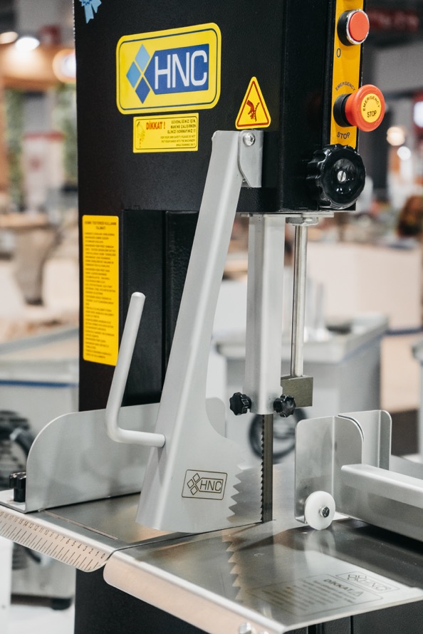 Hnc Et Kemik Testeresi Elite Model STATİK BOYALI 1,5 KW 2 BEYGİR