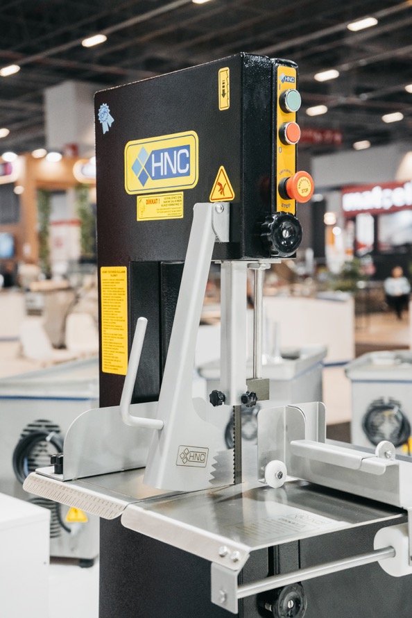 Hnc Et Kemik Testeresi Elite Model STATİK BOYALI 1,5 KW 2 BEYGİR